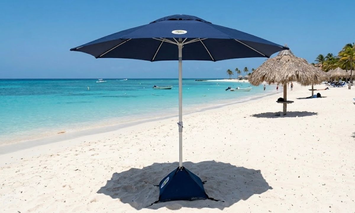 Navy beachBUB umbrella standing on a bright Aruba beach